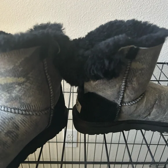 Black Snakeskin UGG Boots Size 8 - Picture 3 of 5